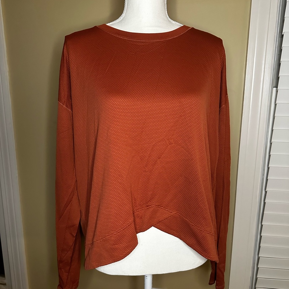Calia top.Rusr/Auburn color.